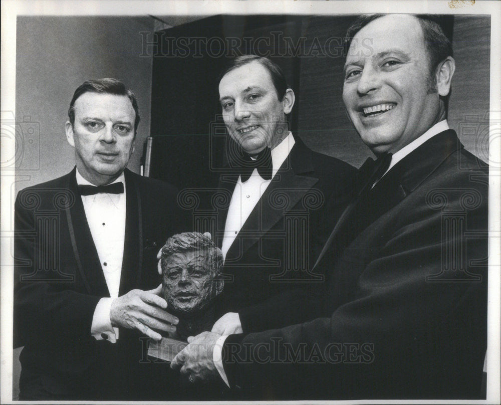 1972 Press Photo States Atty Hanrahan, Sen Lyons &amp; Dixon State Treas With Bust - Historic Images