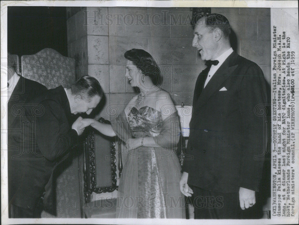 1959 Press Photo Italian Foreign Minister Giuseppe Pella kisses hand of hostess - Historic Images