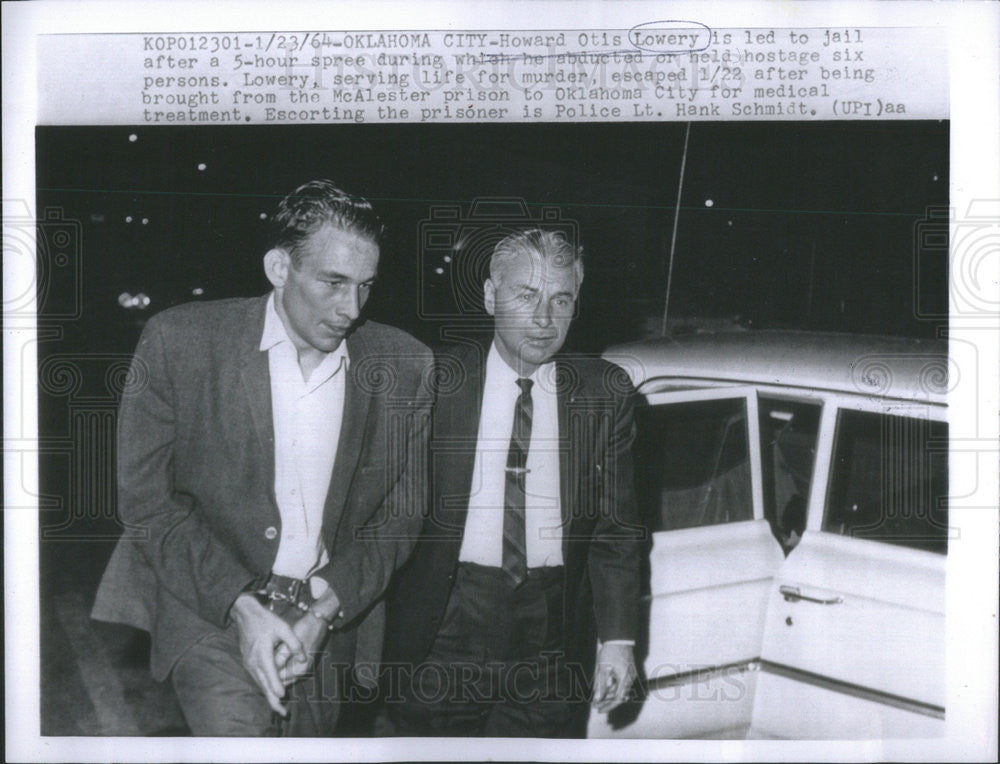 1964 Press Photo Howard Otis Lowery Is Led Into Jail By Police Lt. Hank Schmidt - Historic Images