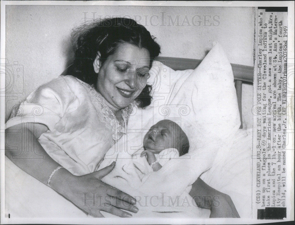 1949 Press Photo Mrs Lupica with new born baby at St. Ann&#39;s Maternity Hospital - Historic Images