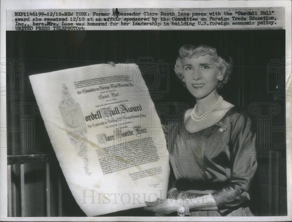 Press Photo Former  Ambassador  Clare Boothe Luce Poses with Cordell Hull Award - Historic Images