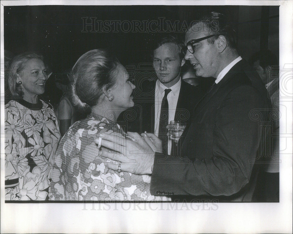 1969 Press Photo Democratic Convention Mrs Henry Luce III With Son Jim Hurt - Historic Images