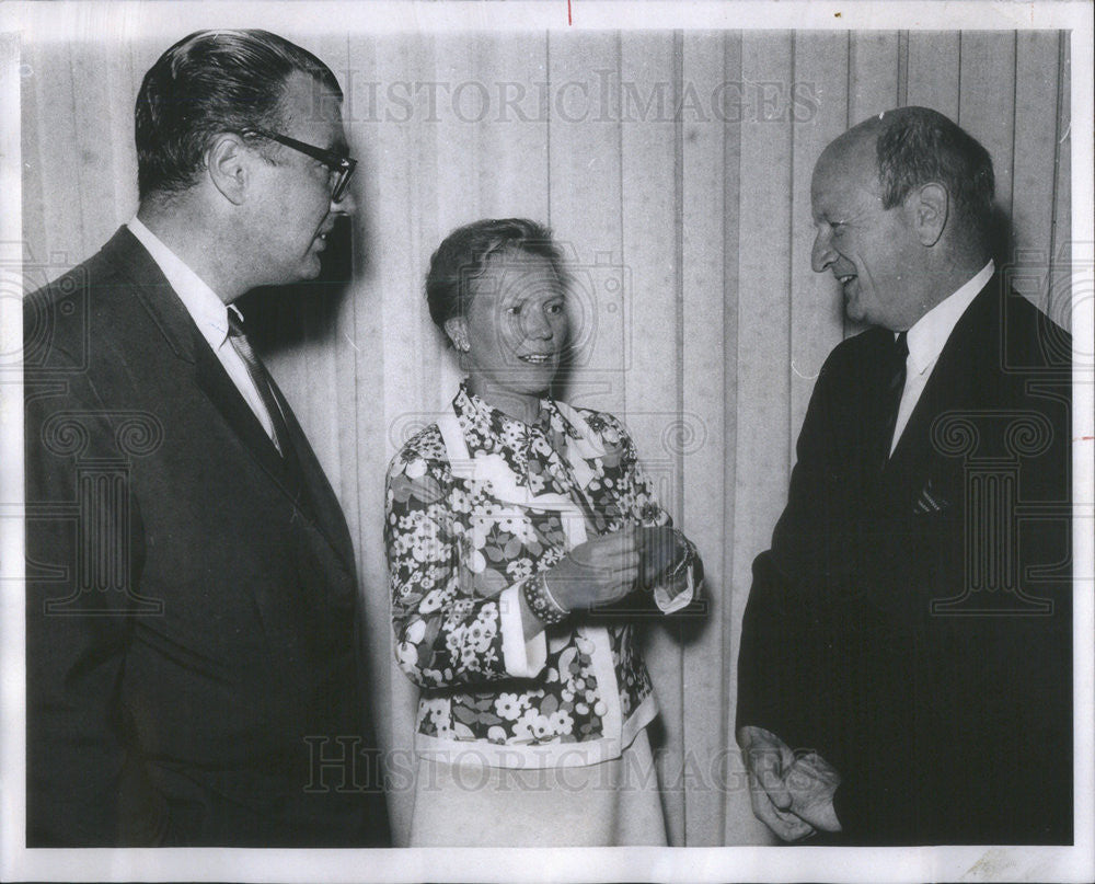 1968 Press Photo Mr. and Mrs. Henry Luce III greet architect William Hartmann - Historic Images