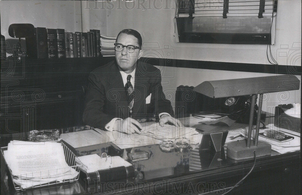 1953 Press Photo Tom Lyons Police Chief - Historic Images