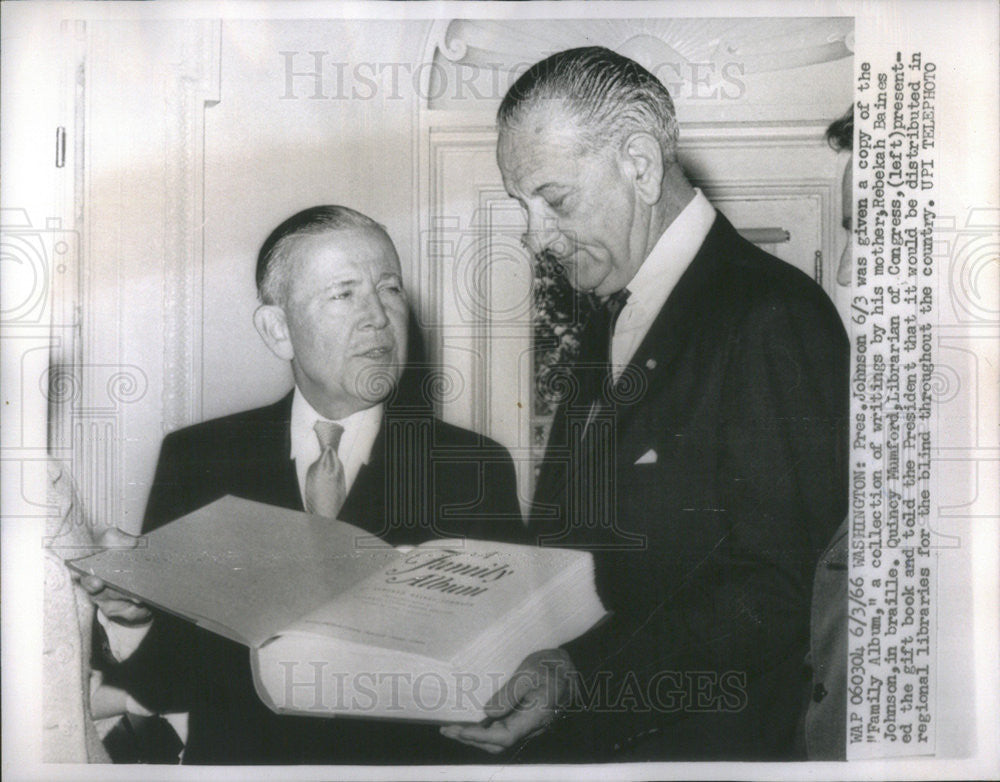 1966 Press Photo President Johnson and Quincy Mumford, Librarian of Congress - Historic Images