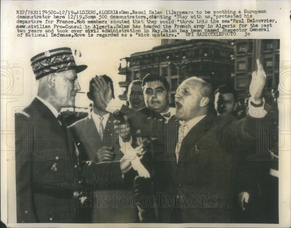 1960 Press Photo Raoul Salan Algiers Demonstrator - Historic Images