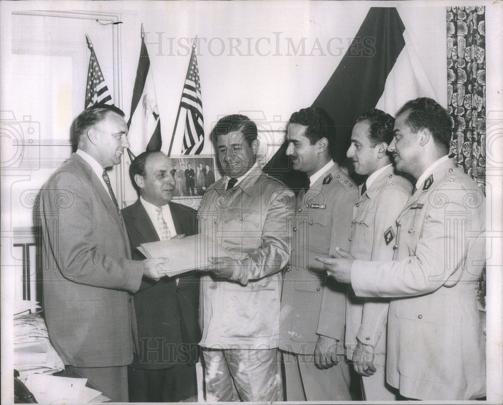 1956 Press Photo Lebanese police officials and Sgt. William Payne of Chicago - Historic Images