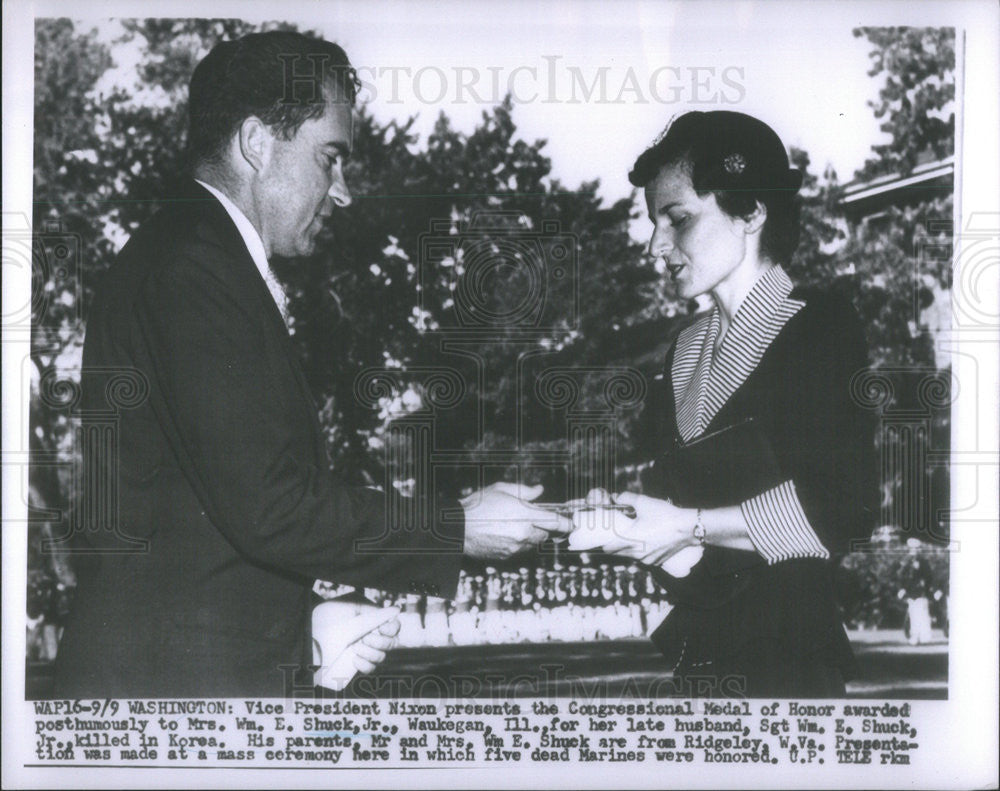 1953 Press Photo Vice President Nixon Congressional Medal Honor William Shuck - Historic Images