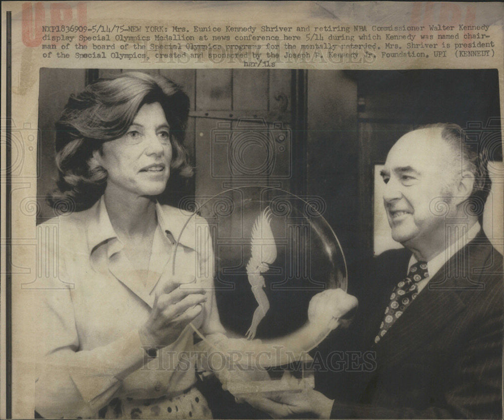 1975 Press Photo Mrs Eunice Kennedy Shriver and NBA commih Walter Kennedy - Historic Images