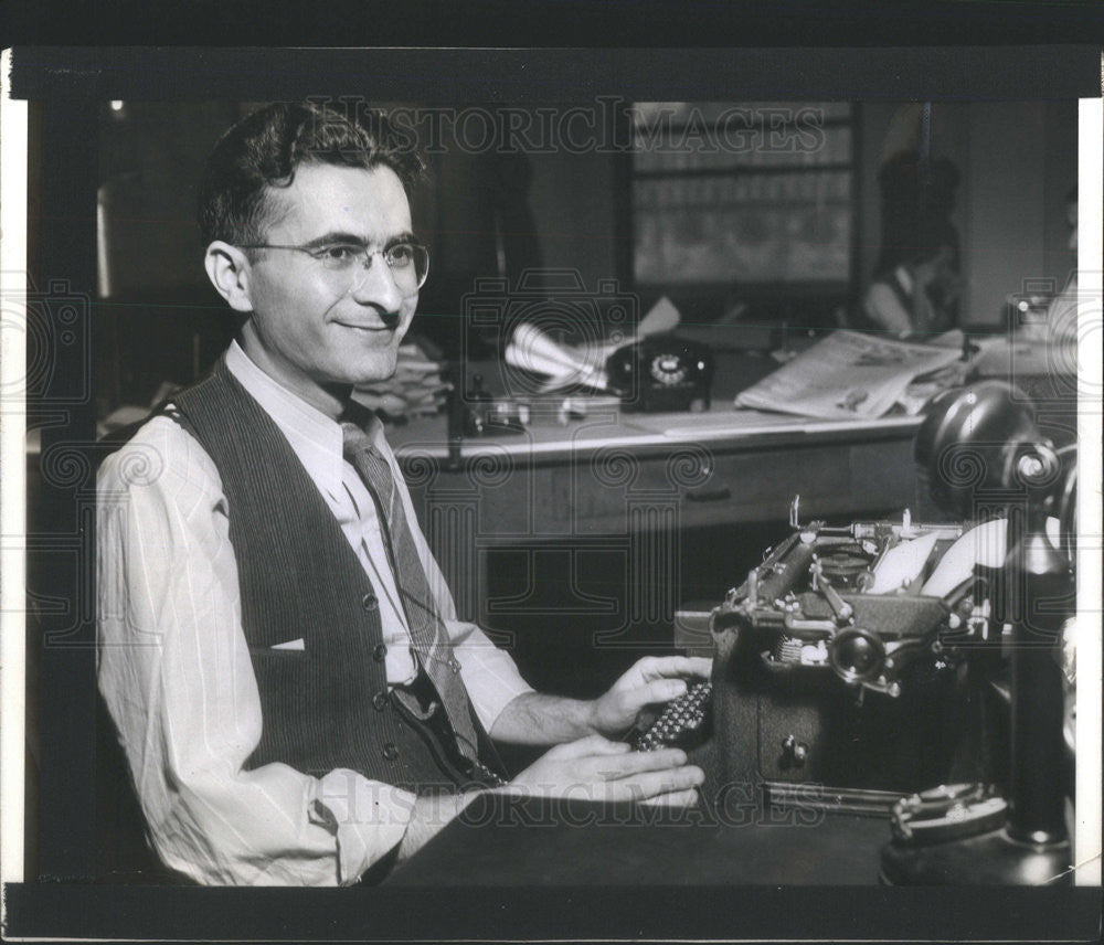 1942 Press Photo Seymour Shub of Chicago Sum Sports Department - Historic Images