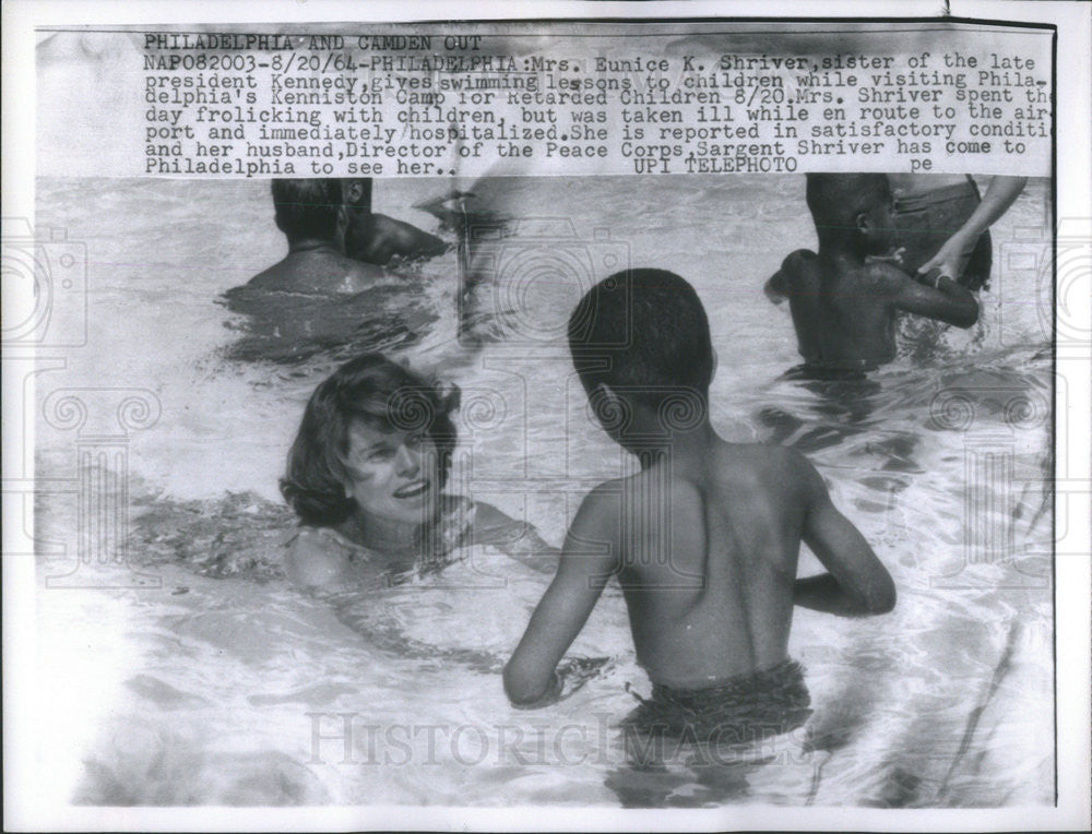 1964 Press Photo Eunice Shriver Visiting Philadelphia Kenniston Camp - Historic Images