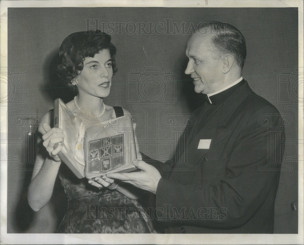 1958 Press Photo Mrs Sargent Shriver w/ Rev Theodore Klopotowski - Historic Images