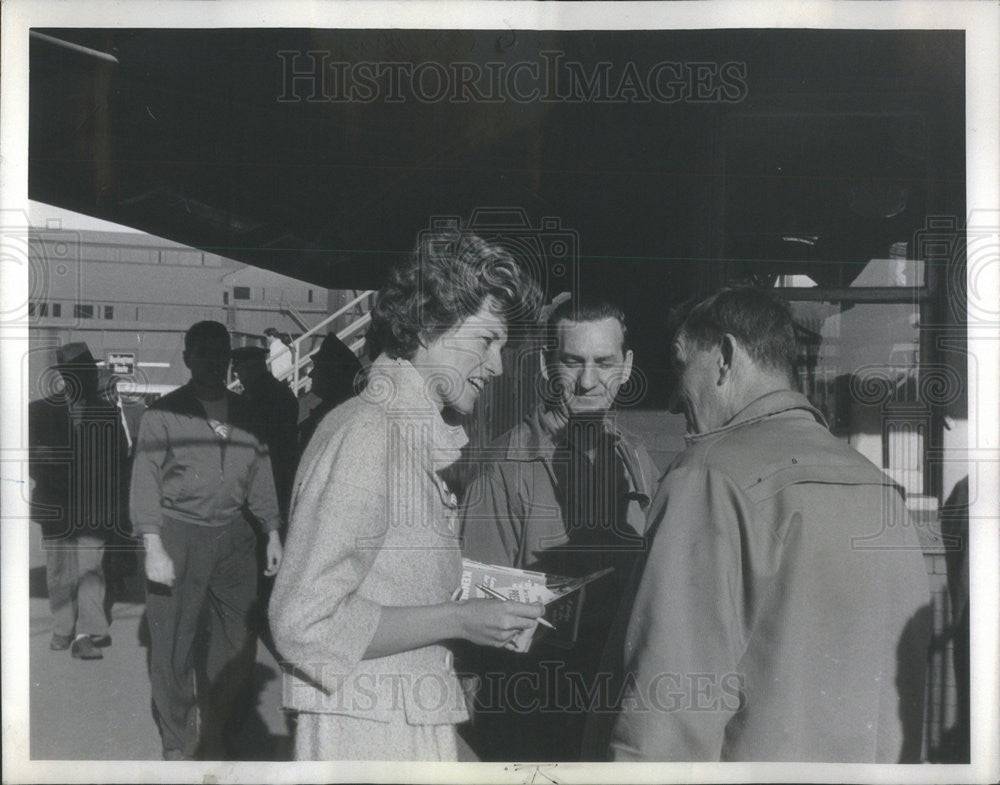 1960 Press Photo Mrs R Sargent Shriver Jr Campaigning for Brother John F Kennedy - Historic Images