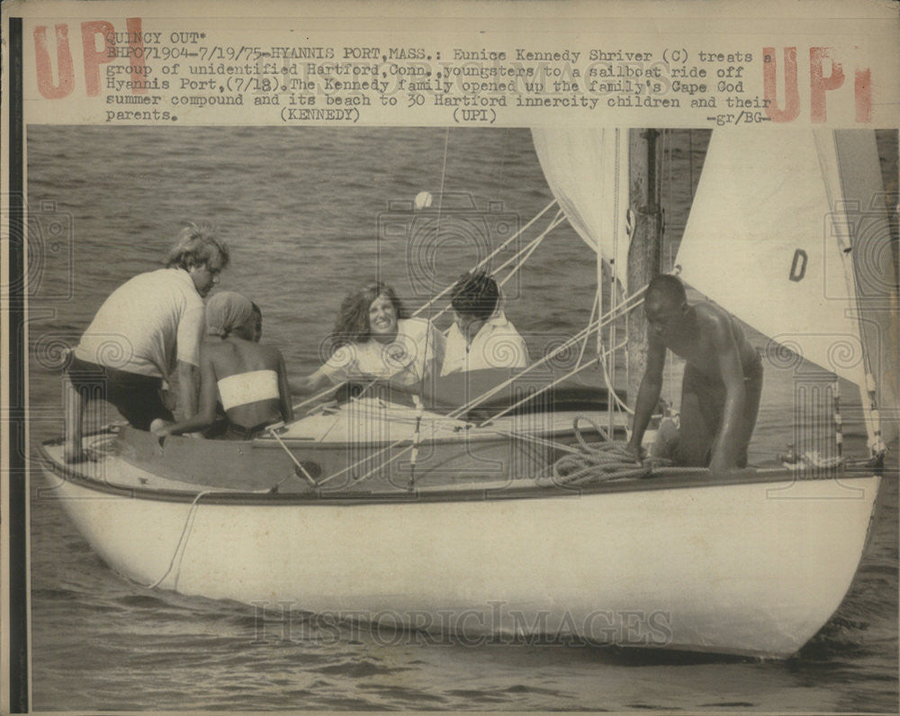 1975 Press Photo Eunice Kennedy Shriver Sailing off Hyannis Port - Historic Images