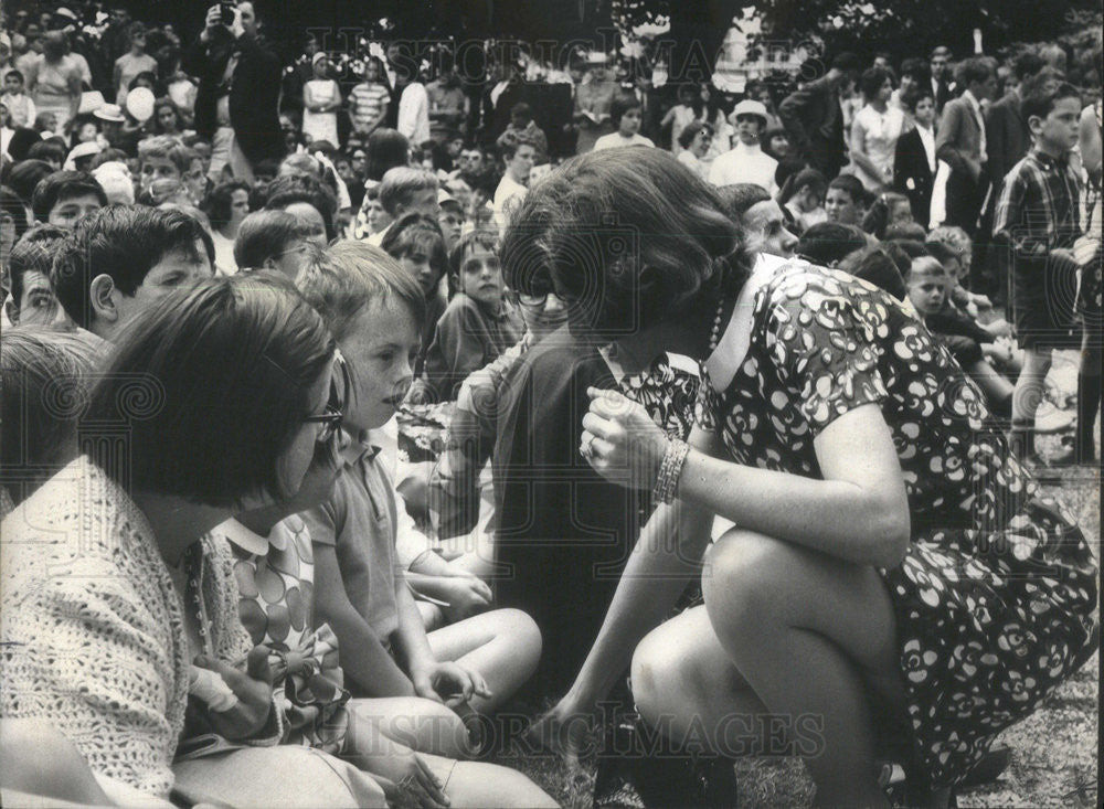 1968 Press Photo Eunice Shriver Talking Child Embassy Party - Historic Images