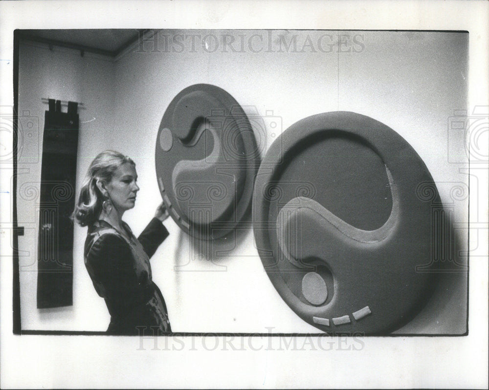 1971 Press Photo Elisabeth Siewart-Miller examines 2 of her work in textile - Historic Images