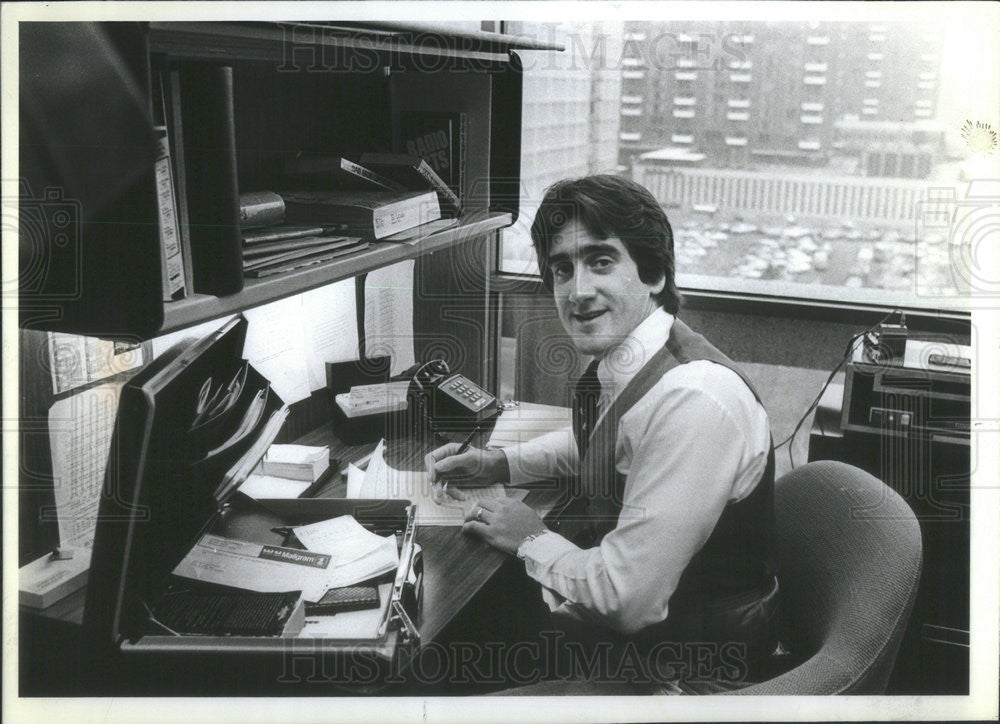 1982 Press Photo Former Iran Hostage Rockey Sickmann Works At St Louis Radio - Historic Images