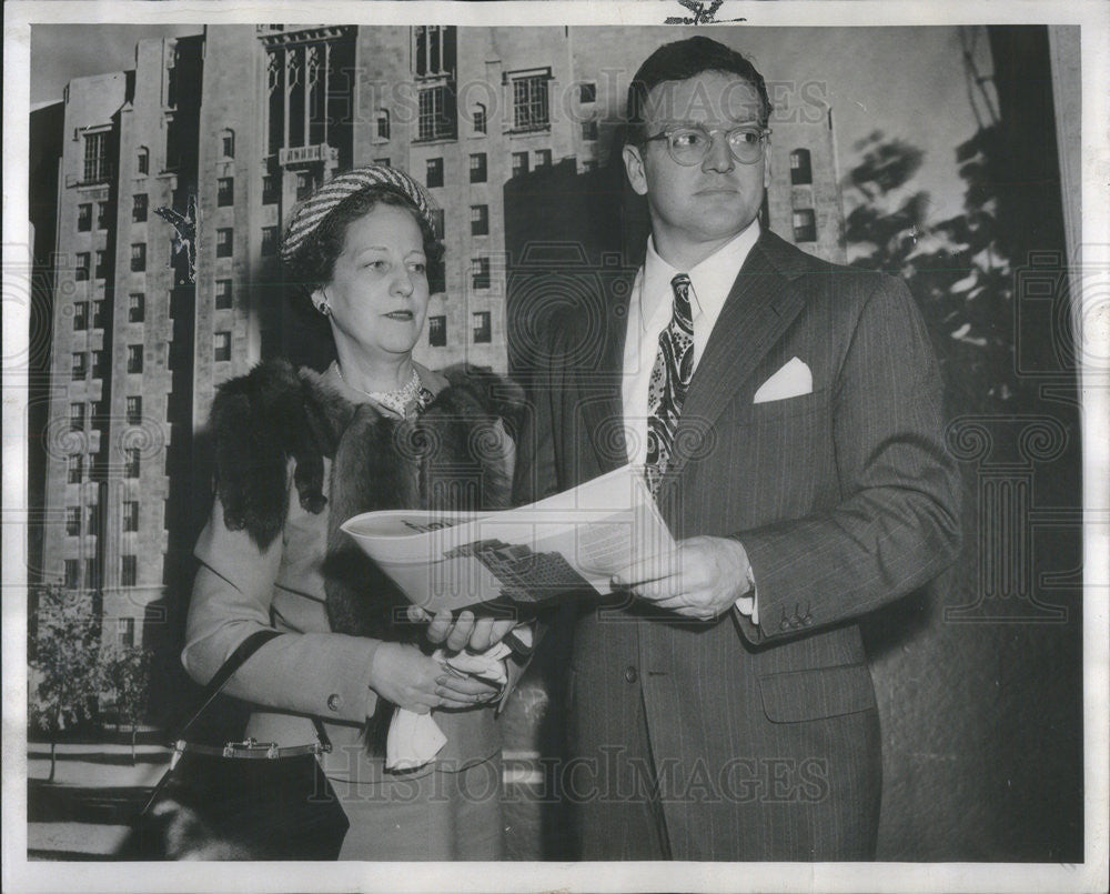 1953 Press Photo Mrs. Telfer MacArthur And Clinton E. Frank Passavant Hospital - Historic Images