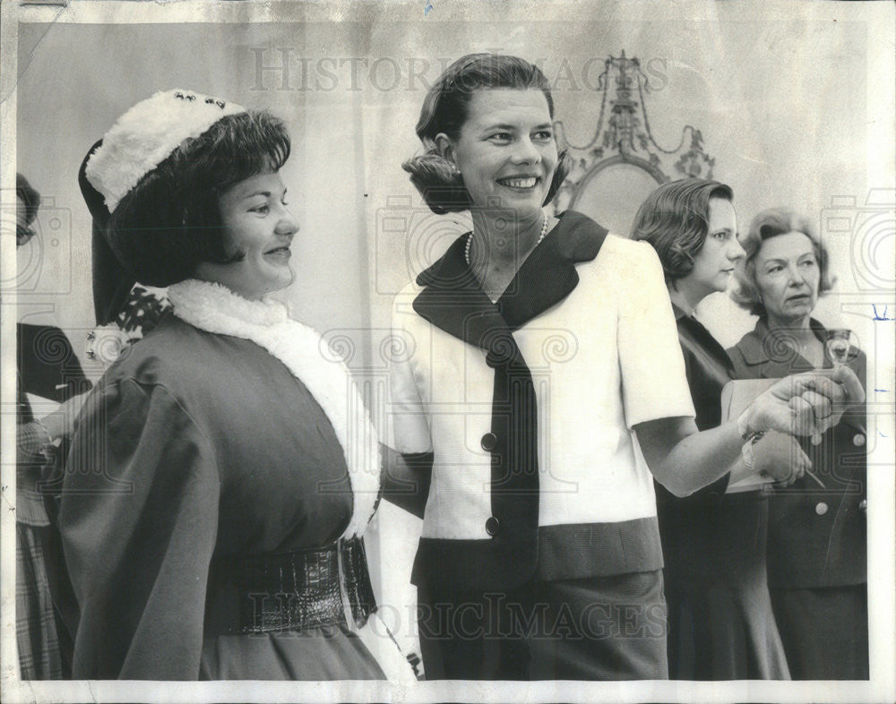 1964 Press Photo Mrs Wirtz MacArthur &amp; Mrs Michael Wirtz - Historic Images