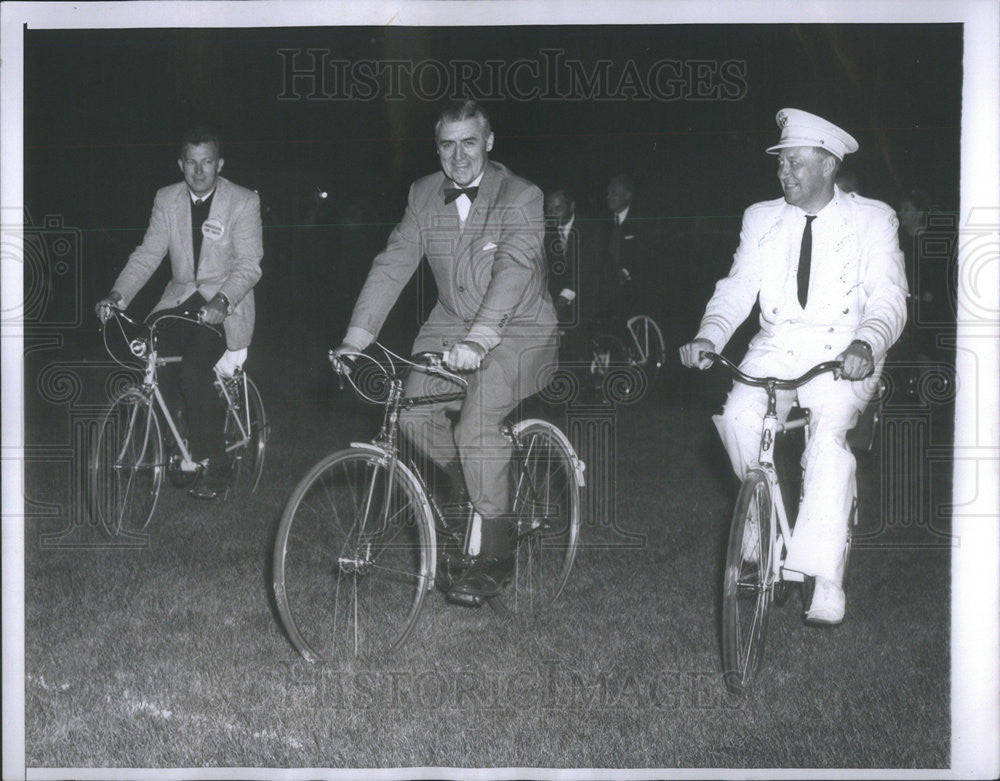 1960 Press Photo H Shriner (L) &amp; Dr. S. McCarthy &amp; L Fogelberg in Mass Bike Ride - Historic Images