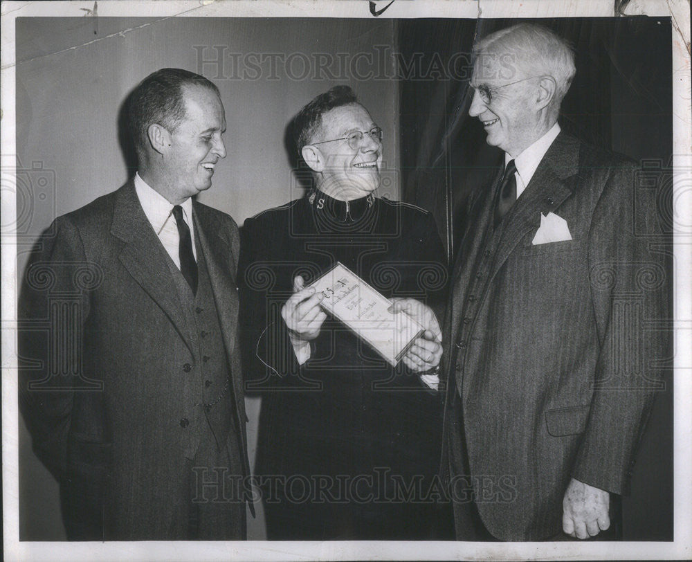 1950 Press Photo Lester Armour and Brig. Gen. Nathan W. MacChesney at Salvation - Historic Images