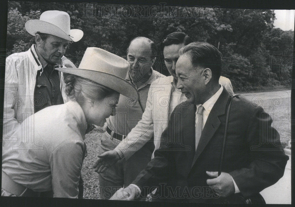 1973 Press Photo Alexander MacArthur Greeting Chu Mu Chin Chines Journalist - Historic Images