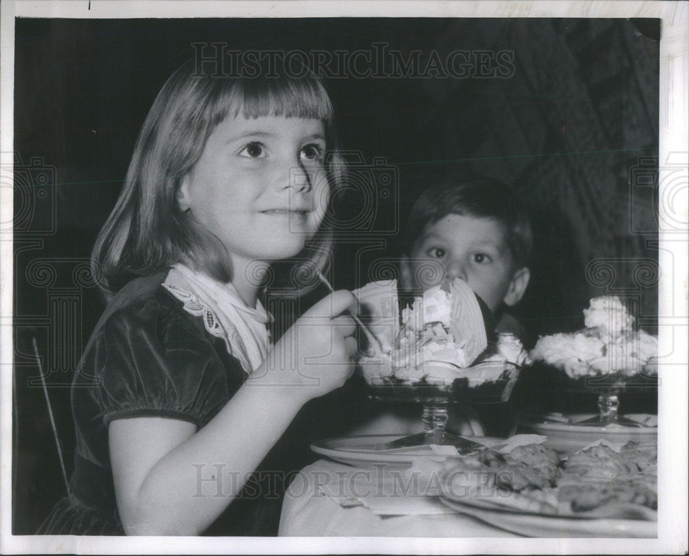 1962 Press Photo Lynne MacGregor and Patrice Haromy eating ice cream - Historic Images