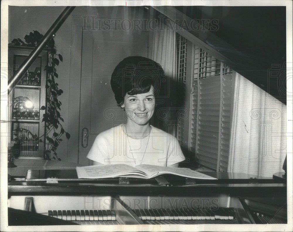 1966 Press Photo Elyse Mach, Musician - Historic Images