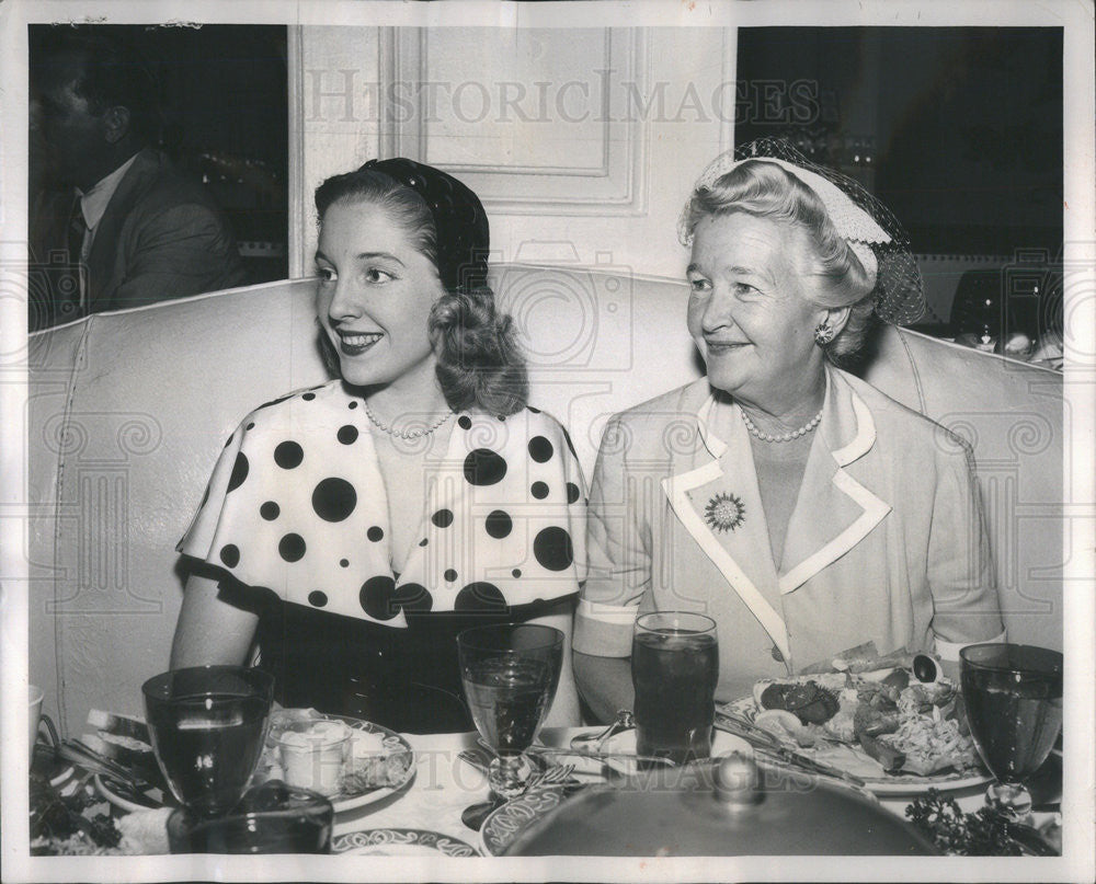 1952 Press Photo Muriel Lawrence Lunch Mother Samuel Rowe - Historic Images