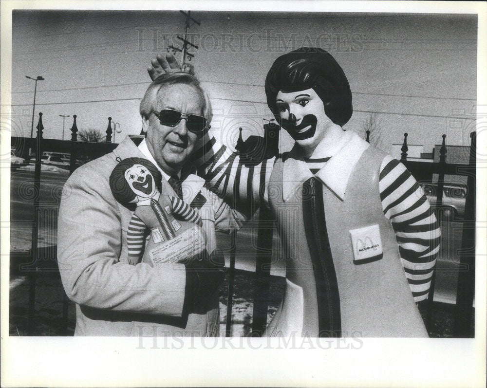 1984 Press Photo Ronald Mac Donald Stands Next To His Namesake - Historic Images