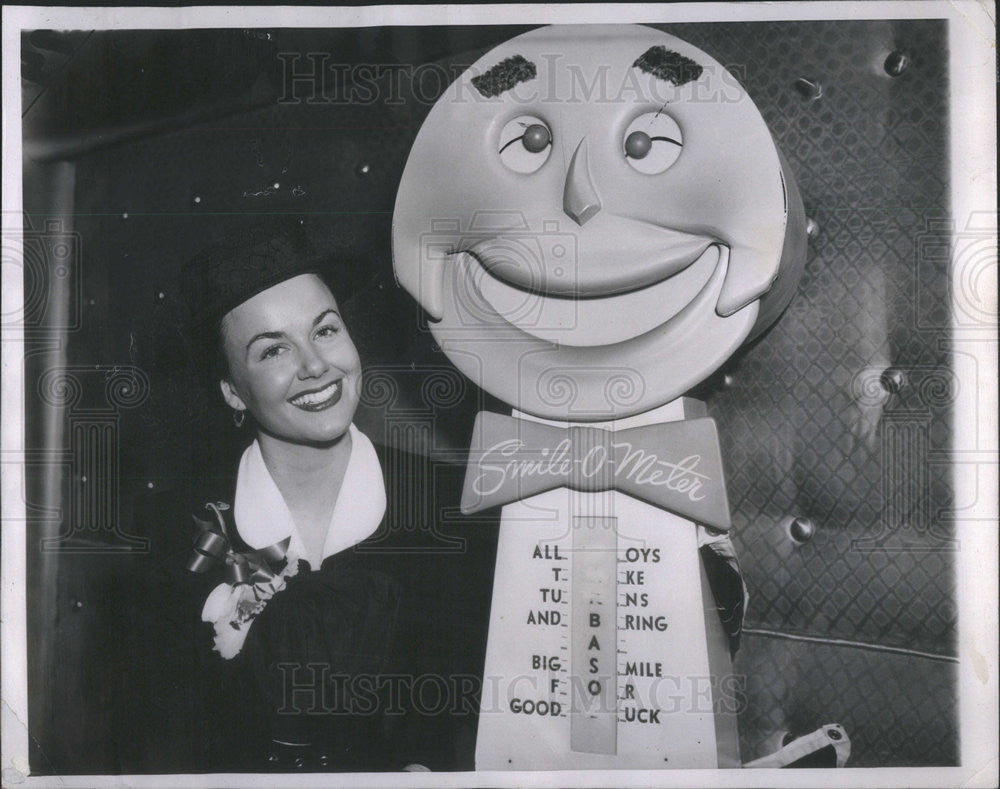 1949 Press Photo Kyle MacDonnel Declared Miss Smiles 1946 - Historic Images