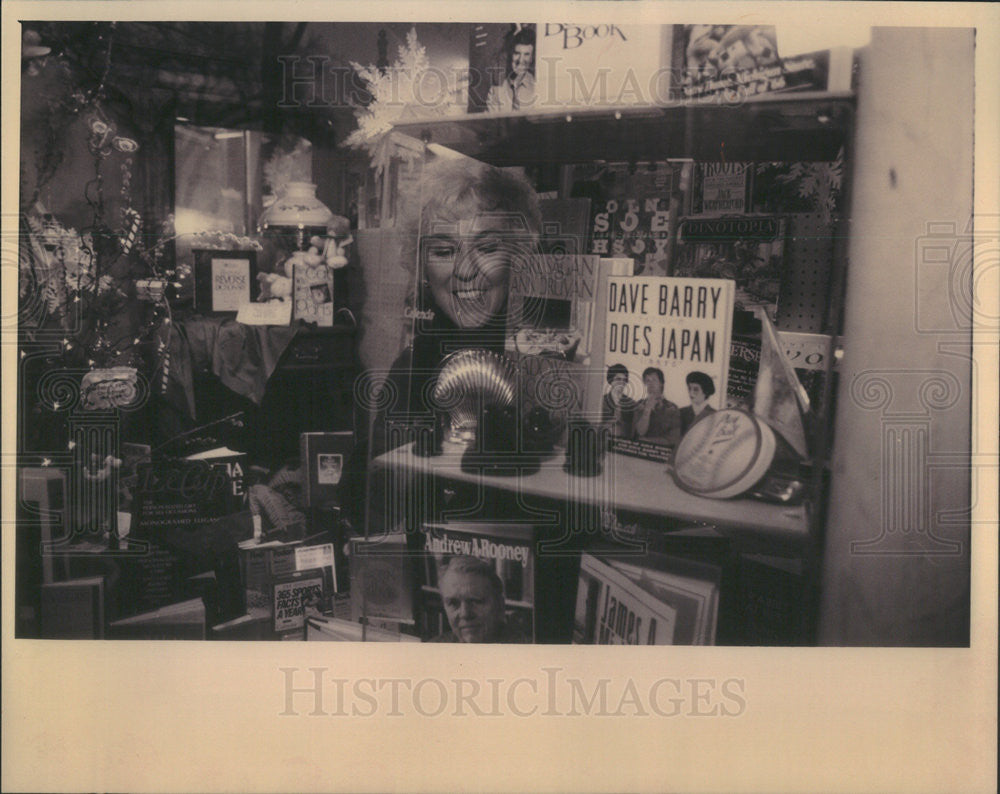 1992 Press Photo Marilyn Macek Owns The Village Book Nook - Historic Images