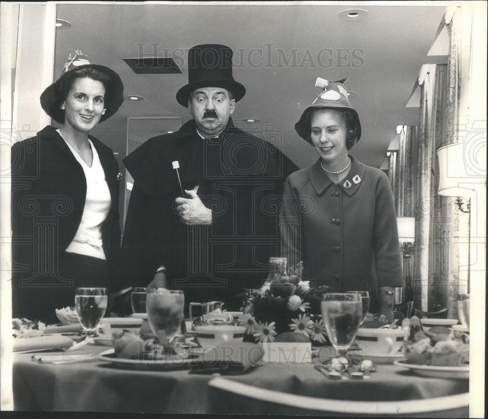 1965 Press Photo Bruce MacFarlane Ogles Food At Conrad Hilton Hotel - Historic Images