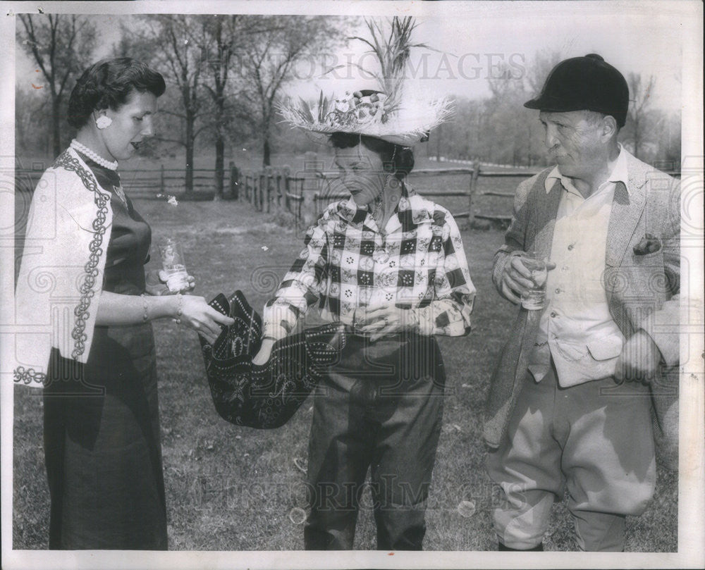 1958 Press Photo Mrs Bruce MacFarlane Passes Out Potato Chips To Guests At Party - Historic Images