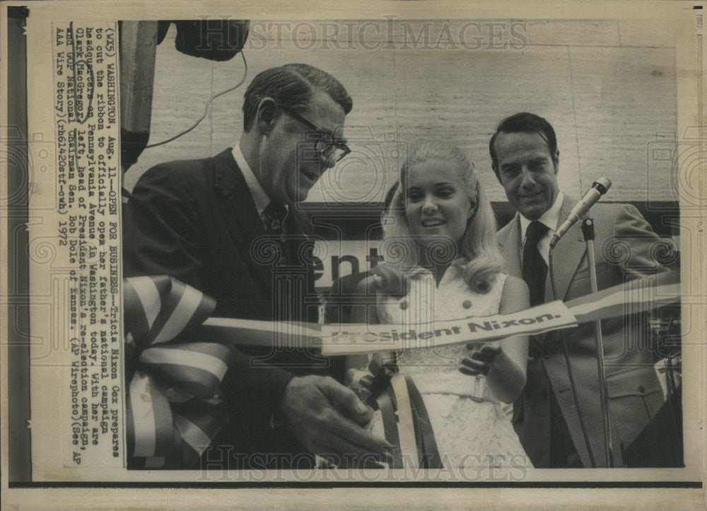 1972 Press Photo Clark MacGregor &amp; Tricia Nixon Cut Ribbon at Campaign HQ - Historic Images