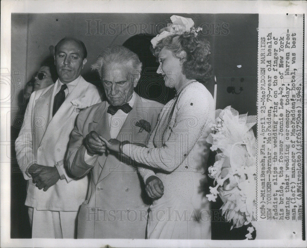 1948 Press Photo Bernarr MacFadden health faddist wedding ring bride Jonnie Lee - Historic Images