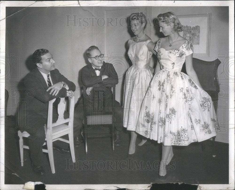 1954 Press Photo Going over Styles to be Worn in Upcoming Fashion Show - Historic Images