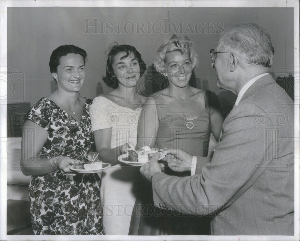 1959 Press Photo Madonna Center Lake Shore Athletic Club,Mrs William Connor - Historic Images