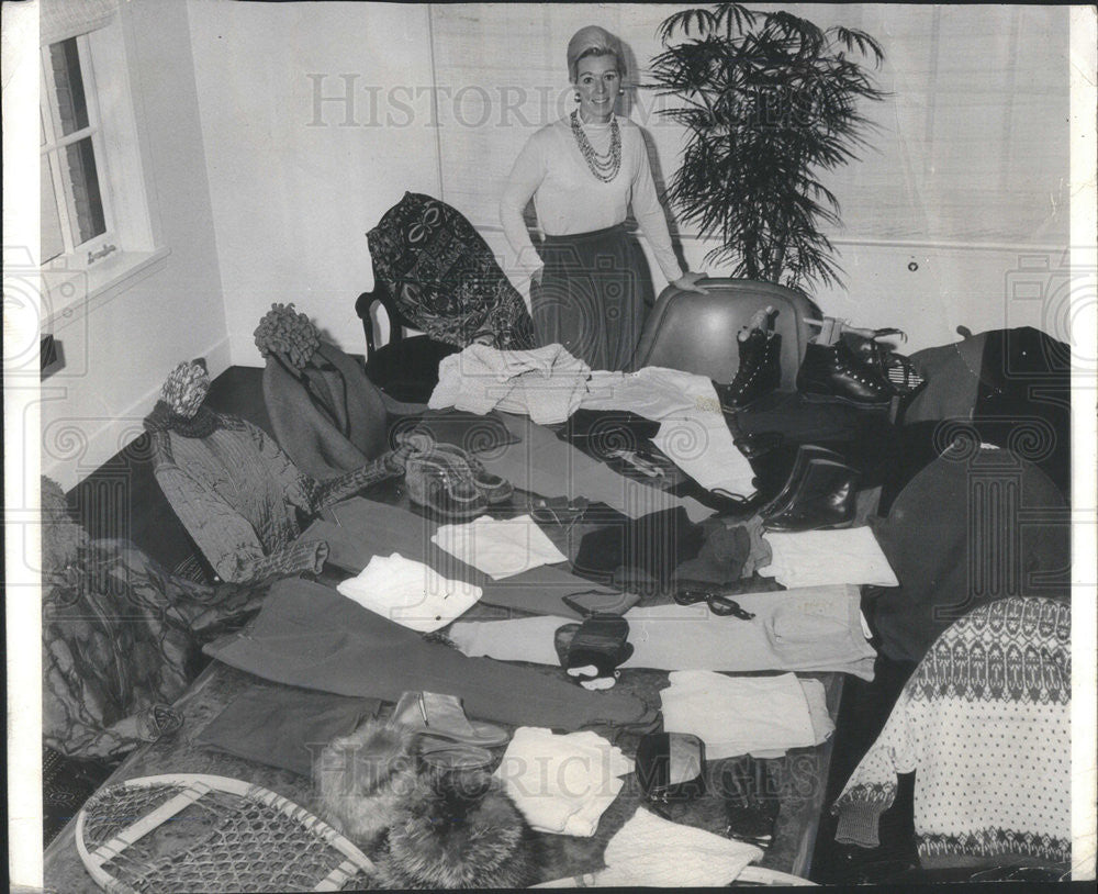 1965 Press Photo Mrs Charles F Murphy packs for ski trip - Historic Images