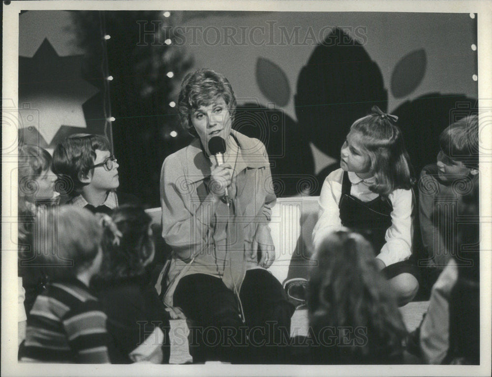 Press Photo Anne Murray With Children During Johnny Cash Christmas - Historic Images