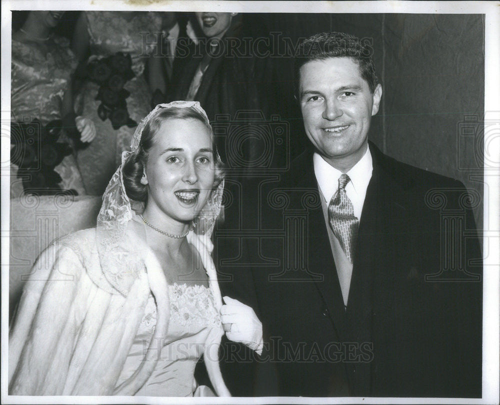 1956 Press Photo John C Munson and bride Virginia Diane Aldrich - Historic Images