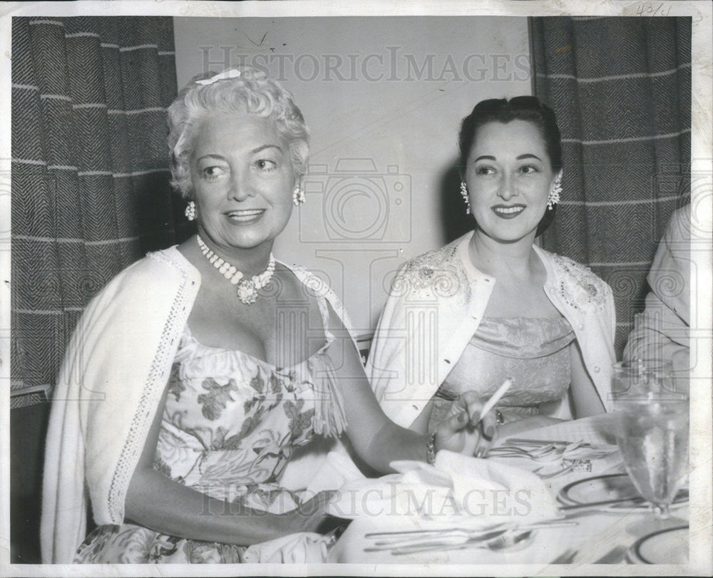 1956 Press Photo Tavern Club,Mrs Wm Murphy and Mrs Wm O&#39;Neill - Historic Images