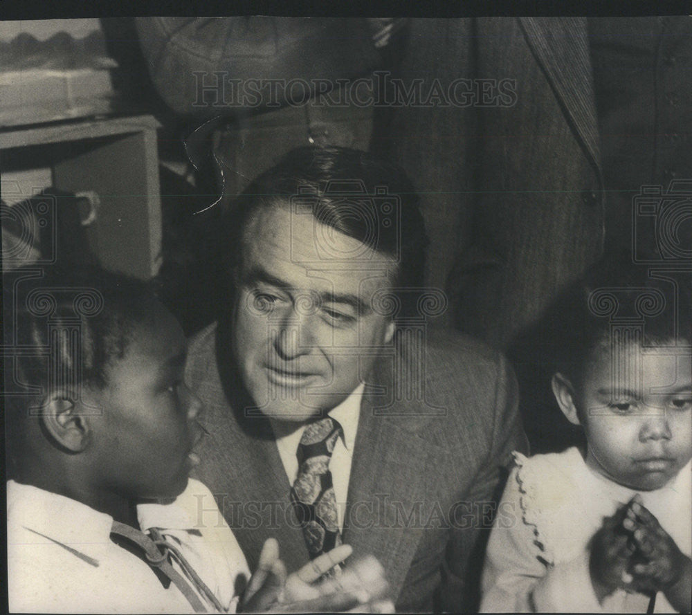 1976 Press Photo Pres candidate R Sargent Shriver with some children - Historic Images