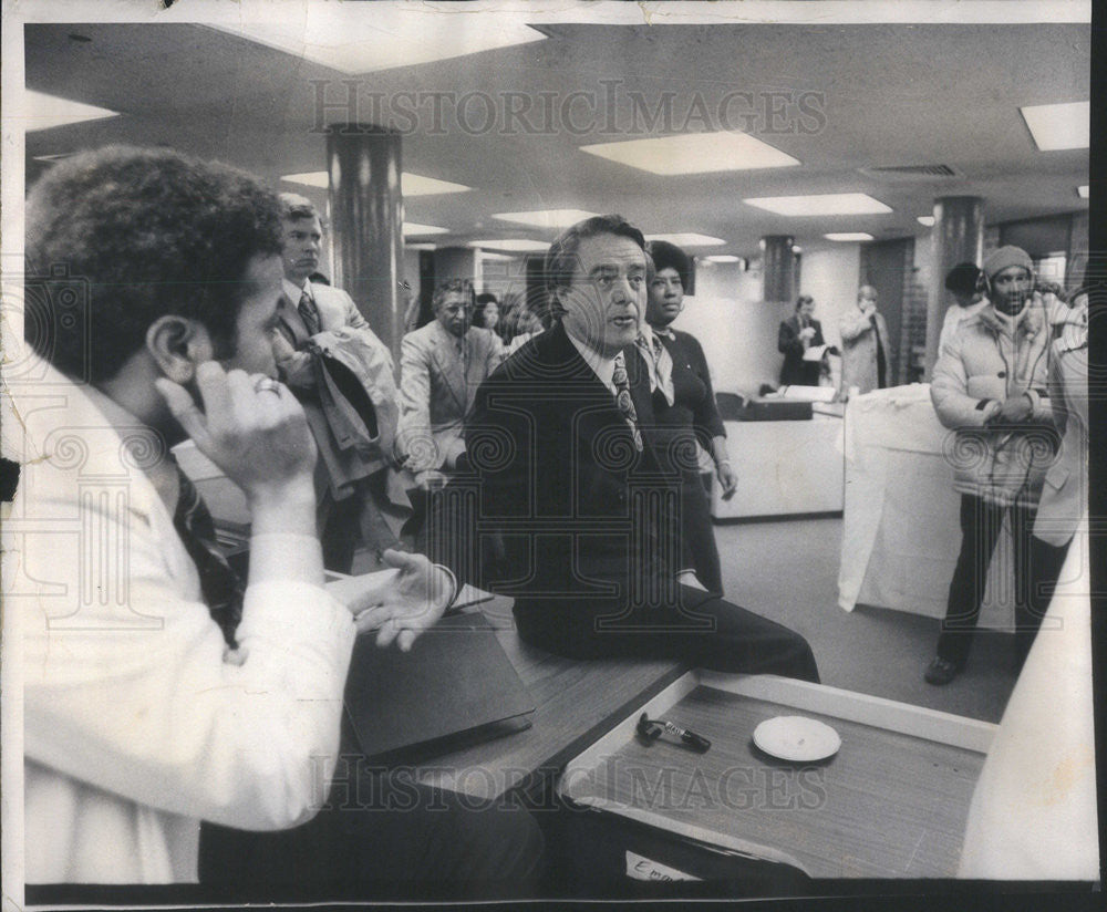 1976 Press Photo R. Sargent Shriver campaigns at a health center in Chicago - Historic Images