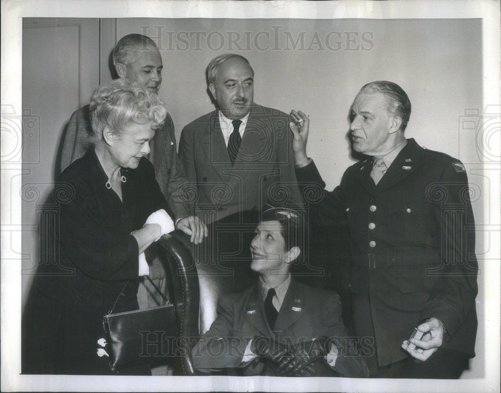 1945 Press Photo  Return USA Lynn Fontanne (seated) Husband Alfred Lunt (R) - Historic Images