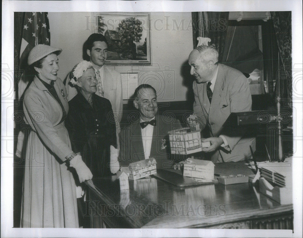 1951 Press Photo Lawrence Langner &amp; Gov John Lodge with a model of Globe Theatre - Historic Images