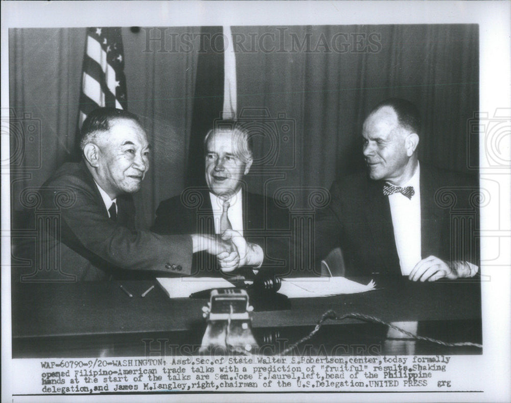 1954 Press Photo Asst Secretary Of State Walter Robinson Opens Filipino Talks - Historic Images