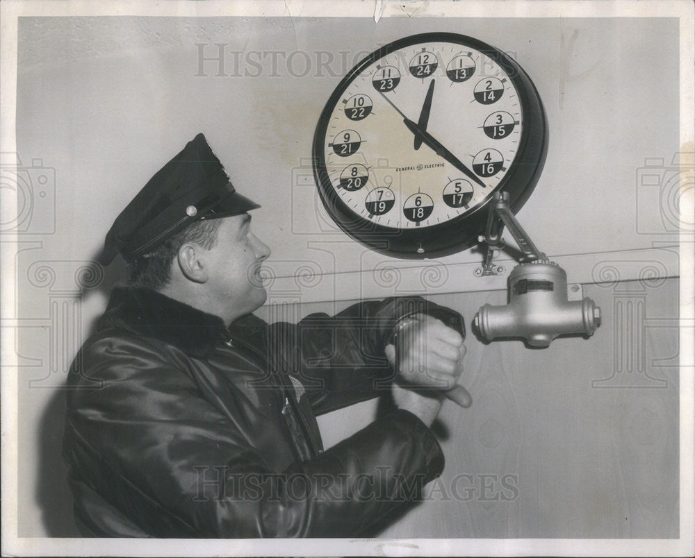 1962 Press Photo Ptlmn Valentine Lapkoff and new clock at station - Historic Images