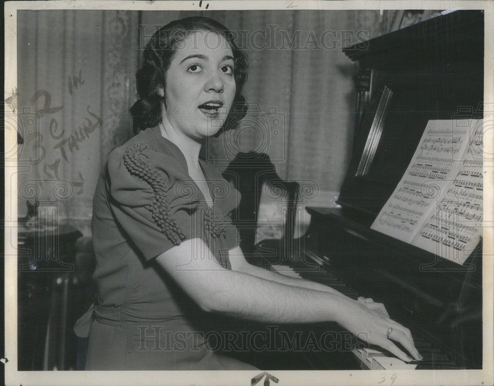 1937 Press Photo Miss Josephine La placa operaa - Historic Images
