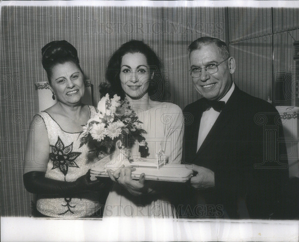 1967 Press Photo MR And Mrs Michael Laraia And Gordon MacRae I DO! I DO! Anniv - Historic Images